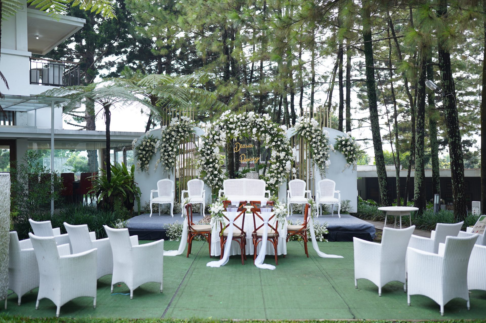 Akad outdoor di taman pinus