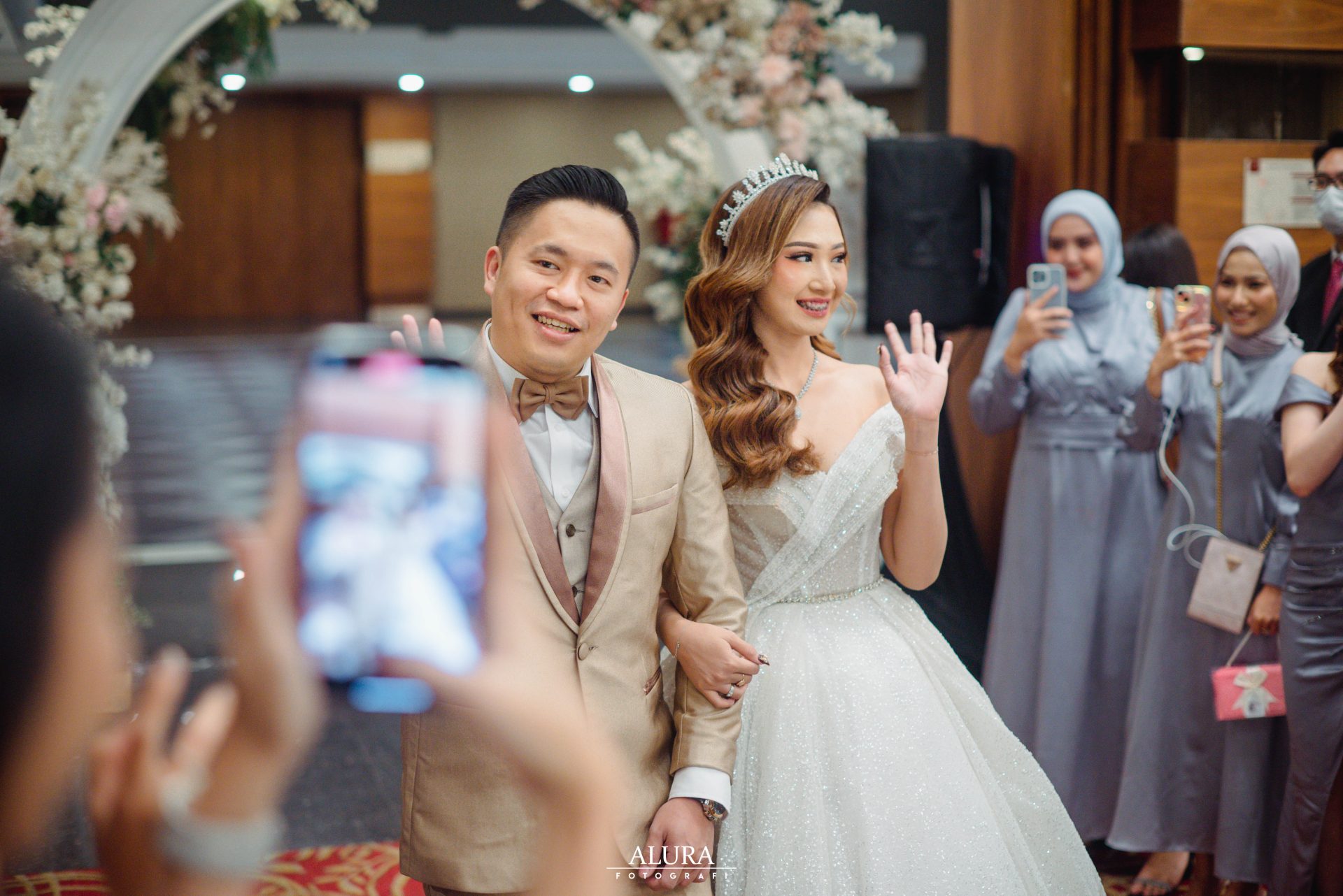 Pengantin masuk resepsi diiringi tamu