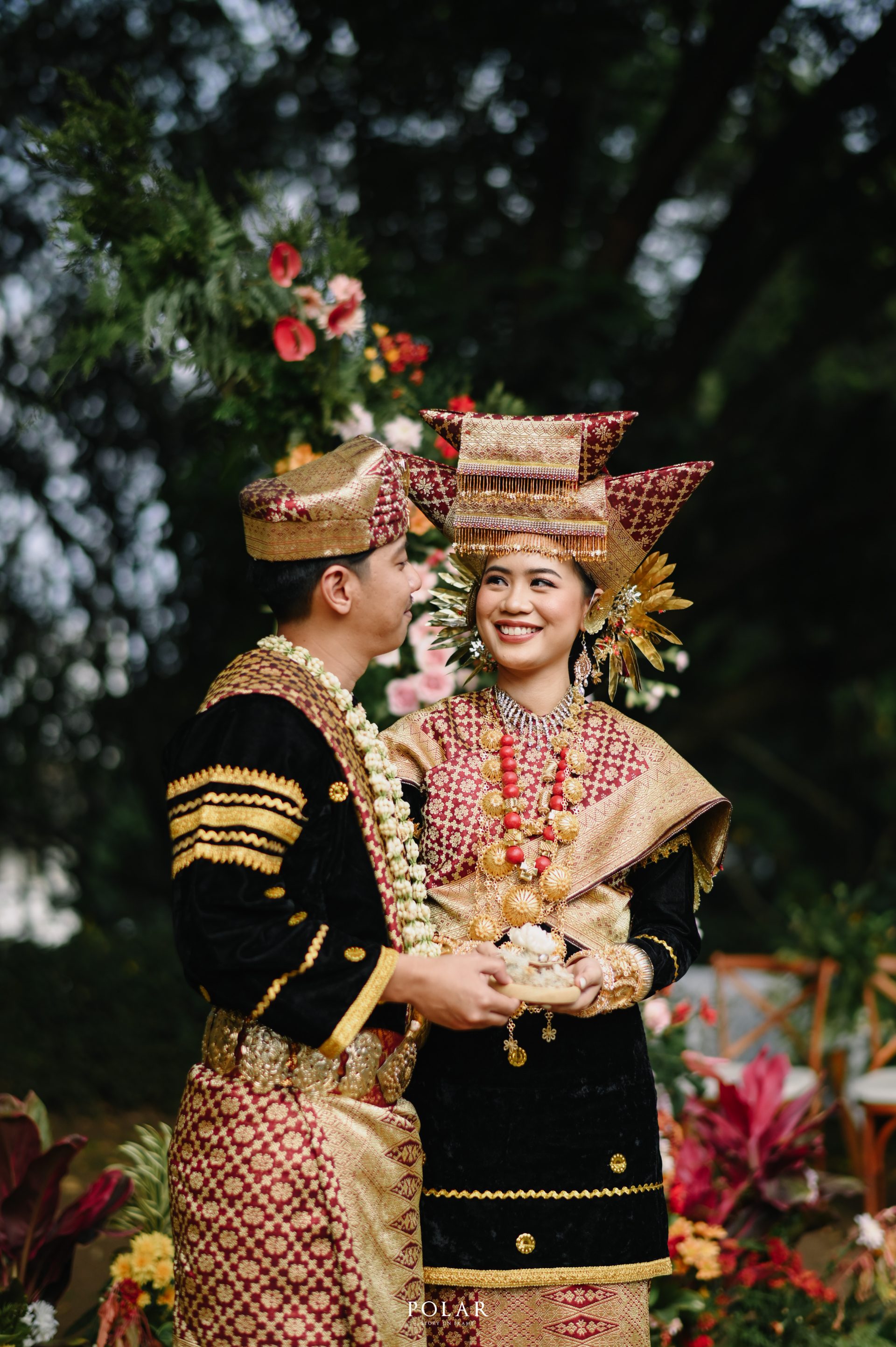 Pasangan pengantin adat di taman