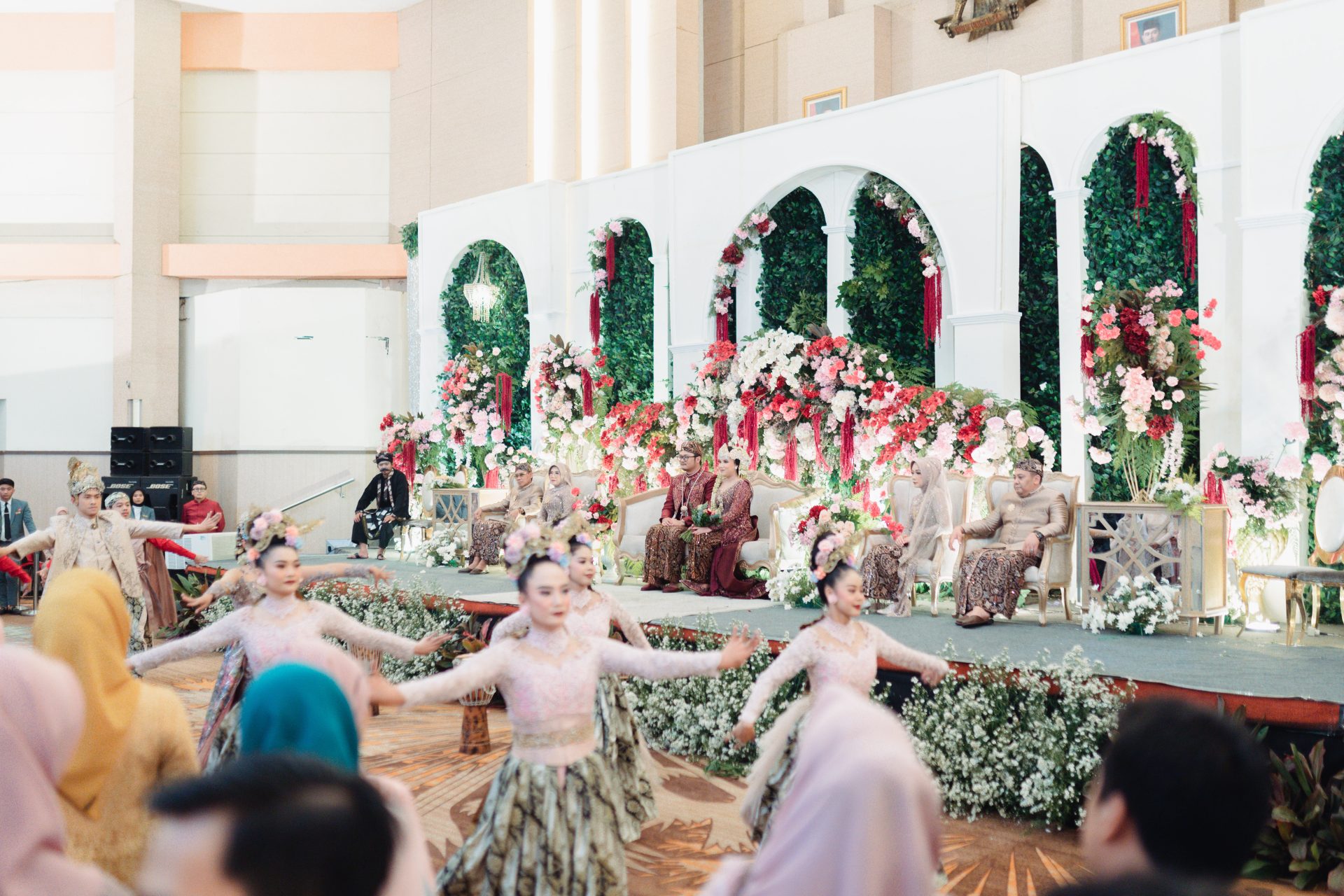 Tari tradisional di depan pelaminan