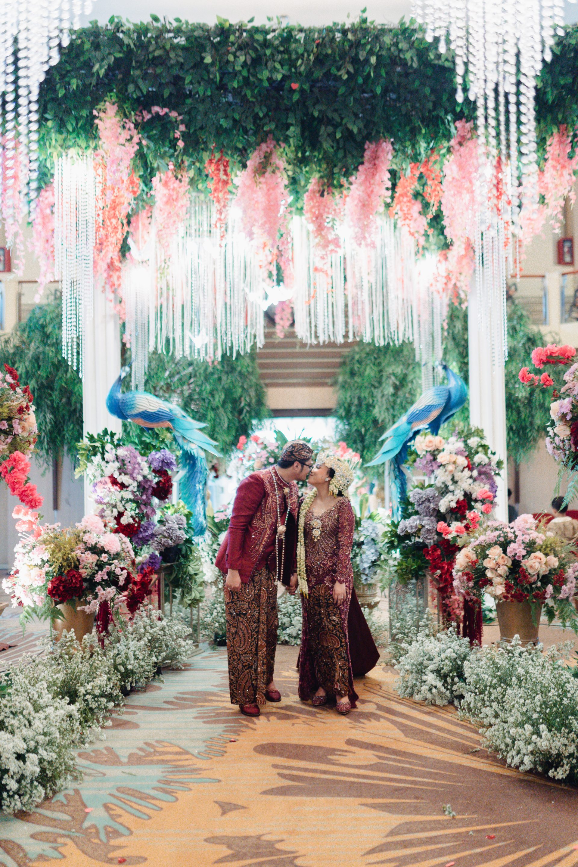 Momen intimate pengantin di pelaminan